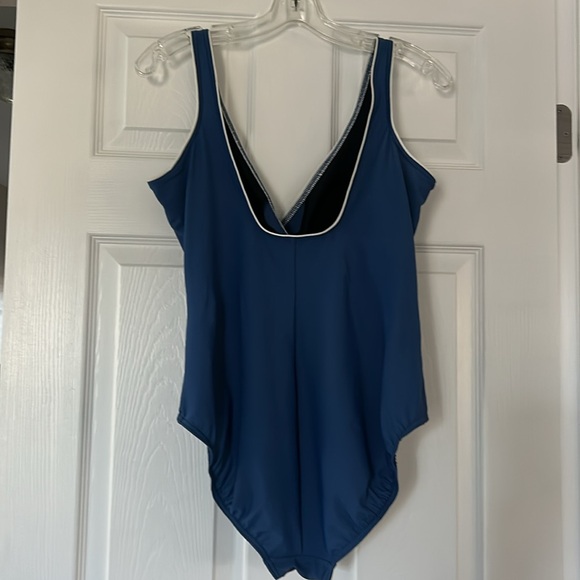 Miraclesuit, one piece bathing suit; - Picture 4 of 11